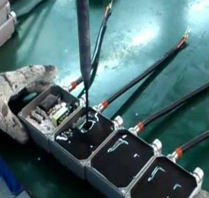 Электронные детали 3 оси Роботизированная АБ клеевая линейка с конвейерным ремнем